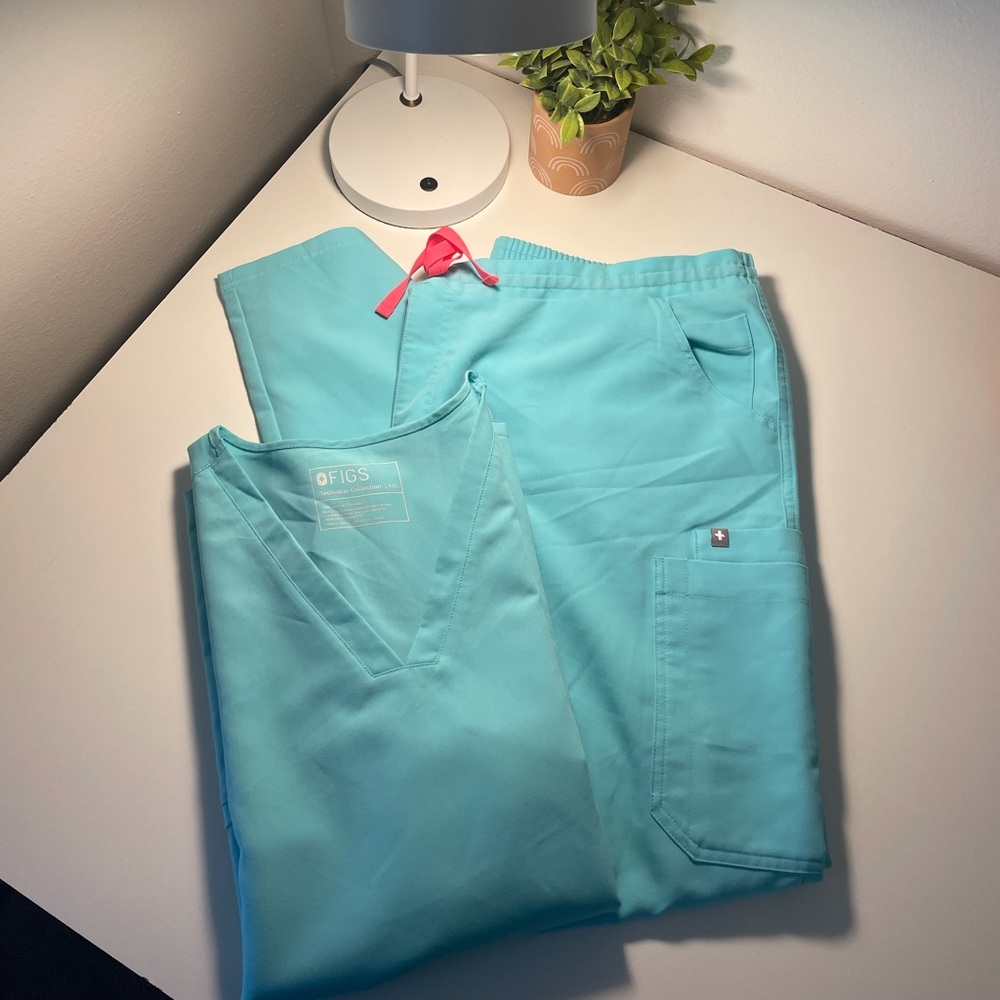 FIGS scrub set. Cosma top & Yola pants.